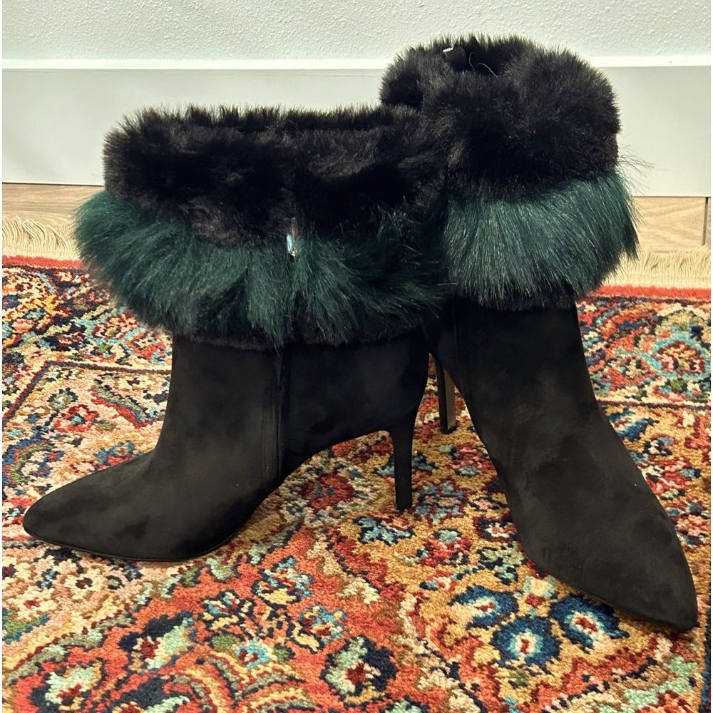 Woman’s New Black and green suede boots. Black suede with green fur.